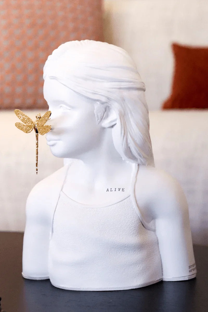 Escultura Menina Busto Branco Libélula