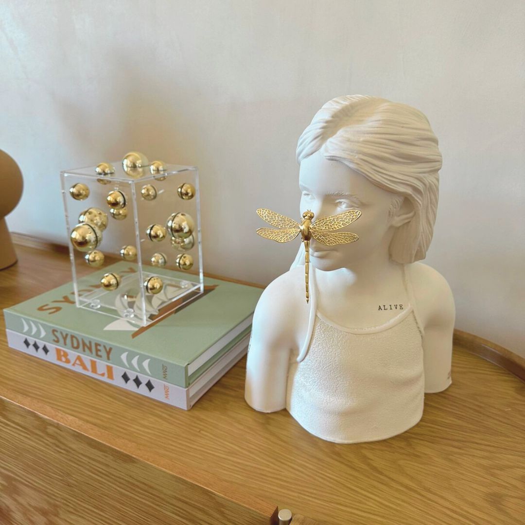Escultura Menina Busto Branco Libélula