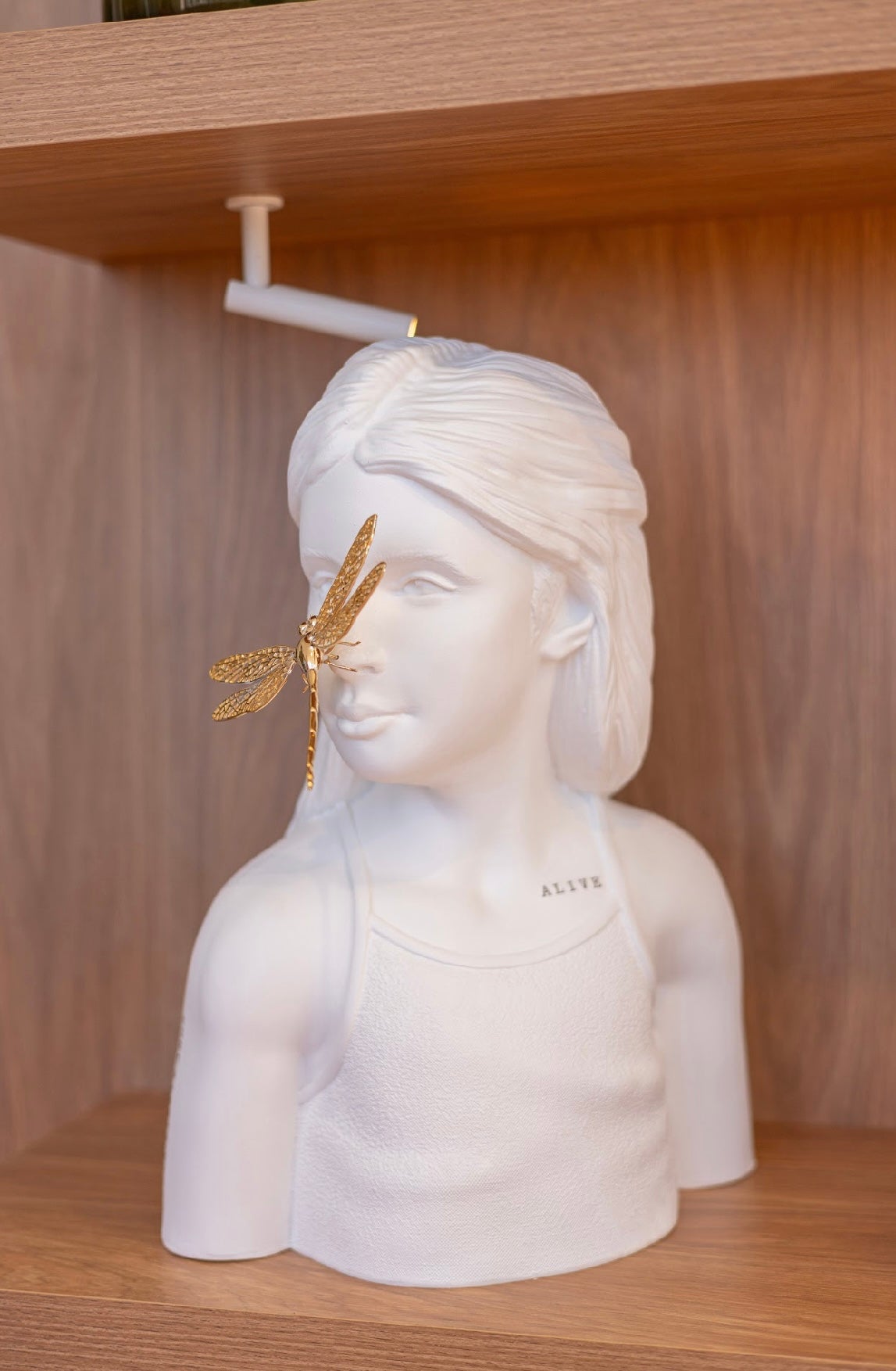 Escultura Menina Busto Branco Libélula
